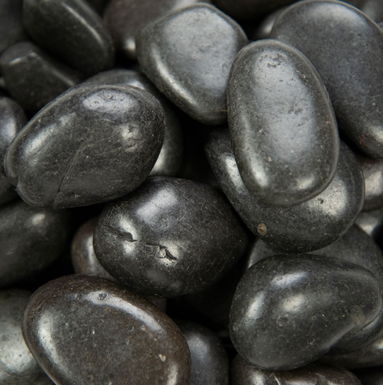Black Polished Pebbles 0.75-1.25in 40lbs 0.5cu.ft. | Eastern LM Supply
